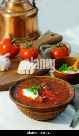 Hausgemachte russische, ukrainische und polnische nationale Suppe - gemacht rote Borschtsch von sich, Gemüse und Fleisch mit saure Sahne Draufsicht. Stockfoto
