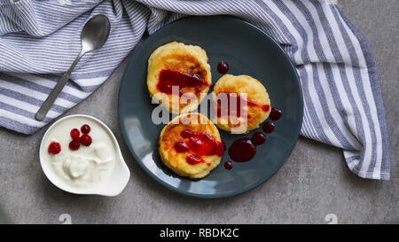 Quark Pfannkuchen, leckeres und gesundes Frühstück, Ansicht von oben, grauen Stein Hintergrund Stockfoto