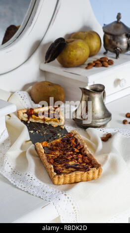 Caramel apple tart auf dem weißen Holz- buffet, grau Lab Äpfel Stockfoto