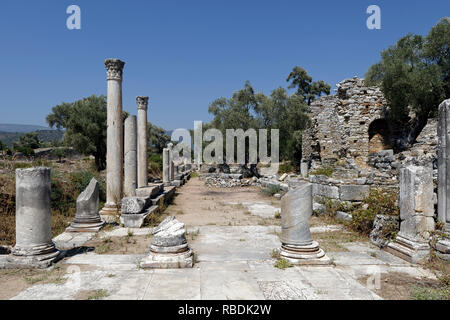 Blick entlang der Osten Stoa der Agora gegen Mitternacht, antiken griechischen Stadt Iasos, Türkei. Die säulengänge stoas Bau ist datiert auf den Stockfoto