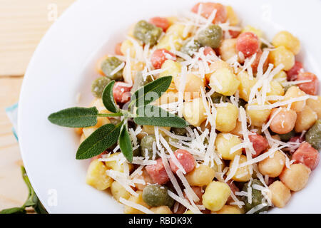 Klassische italienische Mittagessen mit Gnocchi mit Salbei, Butter und Parmesa Stockfoto