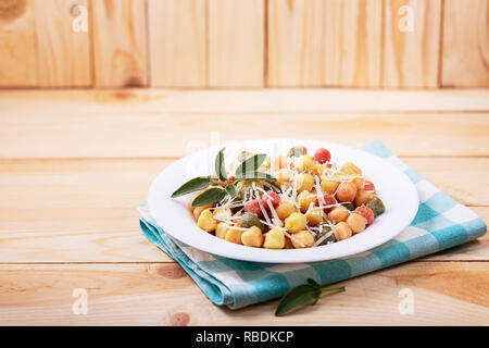 Klassische italienische Mittagessen mit Gnocchi mit Salbei, Butter und Parmesa Stockfoto