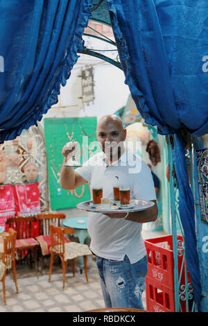 Küchenchef bereitet Minztee im Le Petit Cafe Maure in Medina von Sousse vor. Stockfoto