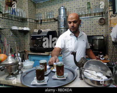 Küchenchef bereitet Minztee im Le Petit Café Maure in Medina von Sousse vor. Stockfoto