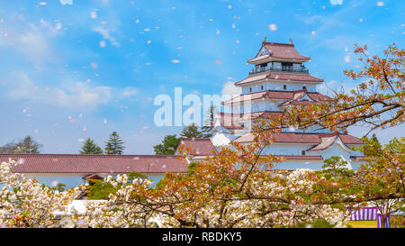 Aizuwakamatsu Schloss und Kirschblüte in Fukushima, Japan Aizuwakamatsu, Japan - 21 April 2018: aizu-wakamatsu Schloss und Kirschblüte gebaut von einem Stockfoto