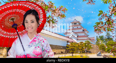 Aizuwakamatsu Schloss und Kirschblüte in Fukushima, Japan Aizuwakamatsu, Japan - 21 April 2018: aizu-wakamatsu Schloss und Kirschblüte gebaut von einem Stockfoto