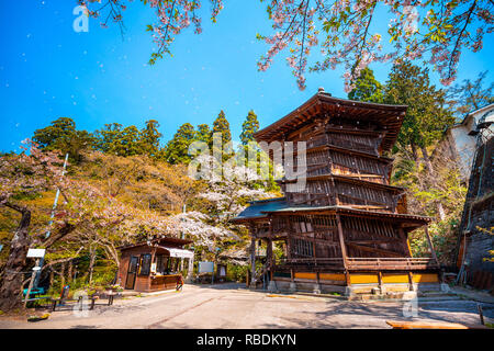 Aizu Sazaedo Tempel mit Cherry Blossom in Fukushima, Japan Aizuwakamatsu, Japan - 21 April 2018: Aizu Sazaedo Tempel oder Entsu Sansodo, erbaut 1796, Stockfoto