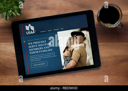 Die Website von Usaa (United Services Automobile Association) ist auf einem iPad Tablet gesehen, ruht auf einem Holztisch (nur redaktionelle Nutzung). Stockfoto