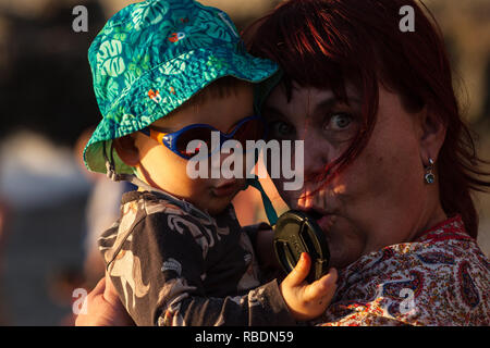 Ein schönes Foto von einer Großmutter und Enkel machen lustige Gesichter Stockfoto