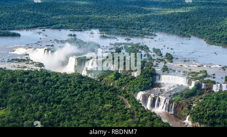 Die Iguazu Wasserfälle auf der Grenze zwischen Argentinien und Brasilien, Luftbild. Stockfoto