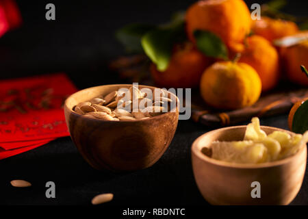 Neujahr Essen und Trinken noch Leben auf schwarzen Hintergrund. Übersetzung von Text auf dem Bild erscheinen: Wohlstand. Stockfoto