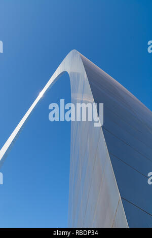 Abstrakte Sicht der Gateway Arch mit strahlend blauem Himmel im Hintergrund. St. Louis, Missouri, USA Stockfoto