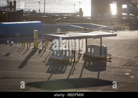 Antenne Landschaft der Hafen von Ramsgate, eine geschlossene, aber einmal besetzt Ferry Terminal, am 8. Januar 2019, in Ramsgate, Kent, England. Der Hafen von Ramsgate wurde als "Brexit Port', die von der Regierung von Premierminister Theresa identifiziert, verhandelt derzeit der britischen Ausstieg aus der EU. Das britische Verkehrsministerium hat zu einer ungeprüften Reederei Seaborne Freight, ausgezeichnet run Roll-on-roll-off-Fähre Dienstleistungen für den Güterkraftverkehr zwischen Ostende und den Kent Anschluss bieten - im Falle der eher kein Deal Brexit. In der EU Referendum von 2016, Menschen in Kent stark gestimmt. Stockfoto