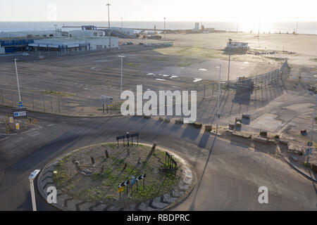 Antenne Landschaft der Hafen von Ramsgate, eine geschlossene, aber einmal besetzt Ferry Terminal, am 8. Januar 2019, in Ramsgate, Kent, England. Der Hafen von Ramsgate wurde als "Brexit Port', die von der Regierung von Premierminister Theresa identifiziert, verhandelt derzeit der britischen Ausstieg aus der EU. Das britische Verkehrsministerium hat zu einer ungeprüften Reederei Seaborne Freight, ausgezeichnet run Roll-on-roll-off-Fähre Dienstleistungen für den Güterkraftverkehr zwischen Ostende und den Kent Anschluss bieten - im Falle der eher kein Deal Brexit. In der EU Referendum von 2016, Menschen in Kent stark gestimmt. Stockfoto