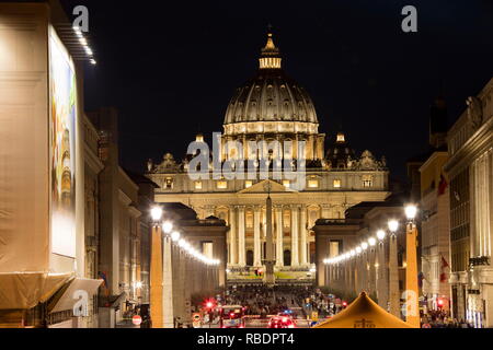 Nachtansicht der Basilica di San Pietro in Vaticano Symbol der katholischen Religion Rom Latium Italien Europa Stockfoto