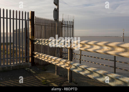 Landschaft am Rand des Hafen von Ramsgate, eine geschlossene, aber einmal besetzt Ferry Terminal, am 8. Januar 2019, in Ramsgate, Kent, England. Der Hafen von Ramsgate wurde als "Brexit Port', die von der Regierung von Premierminister Theresa identifiziert, verhandelt derzeit der britischen Ausstieg aus der EU. Das britische Verkehrsministerium hat zu einer ungeprüften Reederei Seaborne Freight, ausgezeichnet run Roll-on-roll-off-Fähre Dienstleistungen für den Güterkraftverkehr zwischen Ostende und den Kent Anschluss bieten - im Falle der eher kein Deal Brexit. In der EU Referendum von 2016, Menschen in Kent gestimmt. Stockfoto