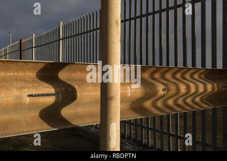 Landschaft am Rand des Hafen von Ramsgate, eine geschlossene, aber einmal besetzt Ferry Terminal, am 8. Januar 2019, in Ramsgate, Kent, England. Der Hafen von Ramsgate wurde als "Brexit Port', die von der Regierung von Premierminister Theresa identifiziert, verhandelt derzeit der britischen Ausstieg aus der EU. Das britische Verkehrsministerium hat zu einer ungeprüften Reederei Seaborne Freight, ausgezeichnet run Roll-on-roll-off-Fähre Dienstleistungen für den Güterkraftverkehr zwischen Ostende und den Kent Anschluss bieten - im Falle der eher kein Deal Brexit. In der EU Referendum von 2016, Menschen in Kent gestimmt. Stockfoto