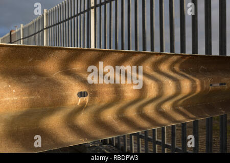 Landschaft am Rand des Hafen von Ramsgate, eine geschlossene, aber einmal besetzt Ferry Terminal, am 8. Januar 2019, in Ramsgate, Kent, England. Der Hafen von Ramsgate wurde als "Brexit Port', die von der Regierung von Premierminister Theresa identifiziert, verhandelt derzeit der britischen Ausstieg aus der EU. Das britische Verkehrsministerium hat zu einer ungeprüften Reederei Seaborne Freight, ausgezeichnet run Roll-on-roll-off-Fähre Dienstleistungen für den Güterkraftverkehr zwischen Ostende und den Kent Anschluss bieten - im Falle der eher kein Deal Brexit. In der EU Referendum von 2016, Menschen in Kent gestimmt. Stockfoto