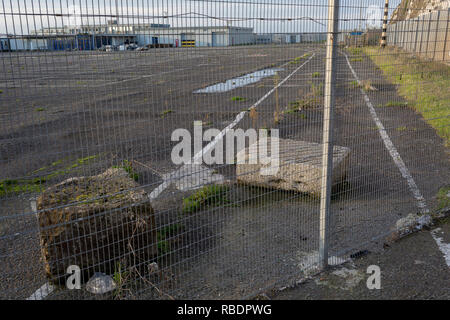 Landschaft am Rand des Hafen von Ramsgate, eine geschlossene, aber einmal besetzt Ferry Terminal, am 8. Januar 2019, in Ramsgate, Kent, England. Der Hafen von Ramsgate wurde als "Brexit Port', die von der Regierung von Premierminister Theresa identifiziert, verhandelt derzeit der britischen Ausstieg aus der EU. Das britische Verkehrsministerium hat zu einer ungeprüften Reederei Seaborne Freight, ausgezeichnet run Roll-on-roll-off-Fähre Dienstleistungen für den Güterkraftverkehr zwischen Ostende und den Kent Anschluss bieten - im Falle der eher kein Deal Brexit. In der EU Referendum von 2016, Menschen in Kent gestimmt. Stockfoto