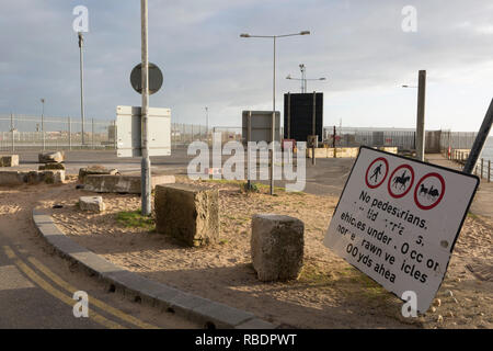 Landschaft am Rand des Hafen von Ramsgate, eine geschlossene, aber einmal besetzt Ferry Terminal, am 8. Januar 2019, in Ramsgate, Kent, England. Der Hafen von Ramsgate wurde als "Brexit Port', die von der Regierung von Premierminister Theresa identifiziert, verhandelt derzeit der britischen Ausstieg aus der EU. Das britische Verkehrsministerium hat zu einer ungeprüften Reederei Seaborne Freight, ausgezeichnet run Roll-on-roll-off-Fähre Dienstleistungen für den Güterkraftverkehr zwischen Ostende und den Kent Anschluss bieten - im Falle der eher kein Deal Brexit. In der EU Referendum von 2016, Menschen in Kent gestimmt. Stockfoto