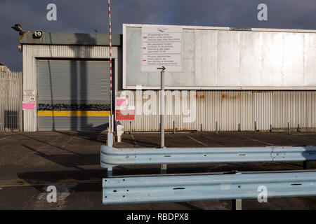 Landschaft am Rand des Hafen von Ramsgate, eine geschlossene, aber einmal besetzt Ferry Terminal, am 8. Januar 2019, in Ramsgate, Kent, England. Der Hafen von Ramsgate wurde als "Brexit Port', die von der Regierung von Premierminister Theresa identifiziert, verhandelt derzeit der britischen Ausstieg aus der EU. Das britische Verkehrsministerium hat zu einer ungeprüften Reederei Seaborne Freight, ausgezeichnet run Roll-on-roll-off-Fähre Dienstleistungen für den Güterkraftverkehr zwischen Ostende und den Kent Anschluss bieten - im Falle der eher kein Deal Brexit. In der EU Referendum von 2016, Menschen in Kent gestimmt. Stockfoto