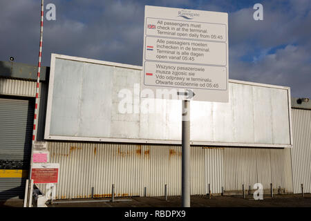 Landschaft am Rand des Hafen von Ramsgate, eine geschlossene, aber einmal besetzt Ferry Terminal, am 8. Januar 2019, in Ramsgate, Kent, England. Der Hafen von Ramsgate wurde als "Brexit Port', die von der Regierung von Premierminister Theresa identifiziert, verhandelt derzeit der britischen Ausstieg aus der EU. Das britische Verkehrsministerium hat zu einer ungeprüften Reederei Seaborne Freight, ausgezeichnet run Roll-on-roll-off-Fähre Dienstleistungen für den Güterkraftverkehr zwischen Ostende und den Kent Anschluss bieten - im Falle der eher kein Deal Brexit. In der EU Referendum von 2016, Menschen in Kent gestimmt. Stockfoto