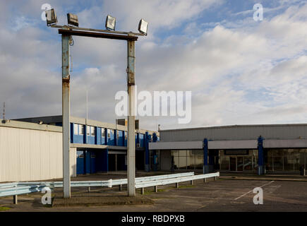 Landschaft am Rand des Hafen von Ramsgate, eine geschlossene, aber einmal besetzt Ferry Terminal, am 8. Januar 2019, in Ramsgate, Kent, England. Der Hafen von Ramsgate wurde als "Brexit Port', die von der Regierung von Premierminister Theresa identifiziert, verhandelt derzeit der britischen Ausstieg aus der EU. Das britische Verkehrsministerium hat zu einer ungeprüften Reederei Seaborne Freight, ausgezeichnet run Roll-on-roll-off-Fähre Dienstleistungen für den Güterkraftverkehr zwischen Ostende und den Kent Anschluss bieten - im Falle der eher kein Deal Brexit. In der EU Referendum von 2016, Menschen in Kent gestimmt. Stockfoto