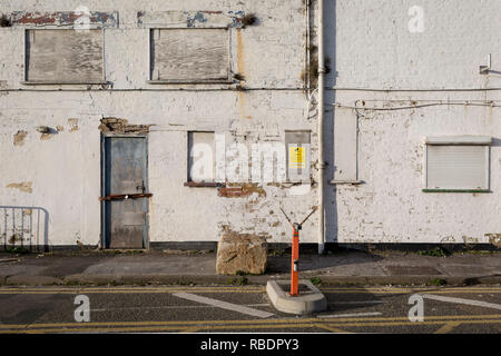 Landschaft am Rand des Hafen von Ramsgate, eine geschlossene, aber einmal besetzt Ferry Terminal, am 8. Januar 2019, in Ramsgate, Kent, England. Der Hafen von Ramsgate wurde als "Brexit Port', die von der Regierung von Premierminister Theresa identifiziert, verhandelt derzeit der britischen Ausstieg aus der EU. Das britische Verkehrsministerium hat zu einer ungeprüften Reederei Seaborne Freight, ausgezeichnet run Roll-on-roll-off-Fähre Dienstleistungen für den Güterkraftverkehr zwischen Ostende und den Kent Anschluss bieten - im Falle der eher kein Deal Brexit. In der EU Referendum von 2016, Menschen in Kent gestimmt. Stockfoto