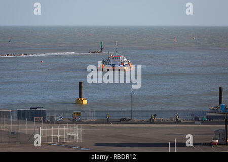 Ein niederländisch-registrierten Schwimmbagger arbeitet in Gewässern der Hafen von Ramsgate, eine geschlossene, aber einmal besetzt Ferry Terminal, am 8. Januar 2019, in Ramsgate, Kent, England. Der Hafen von Ramsgate wurde als "Brexit Port', die von der Regierung von Premierminister Theresa identifiziert, verhandelt derzeit der britischen Ausstieg aus der EU. Das britische Verkehrsministerium hat zu einer ungeprüften Reederei Seaborne Freight, ausgezeichnet run Roll-on-roll-off-Fähre Dienstleistungen für den Güterkraftverkehr zwischen Ostende und den Kent Anschluss bieten - im Falle der eher kein Deal Brexit. In der EU Referendum von 2016, Peop Stockfoto