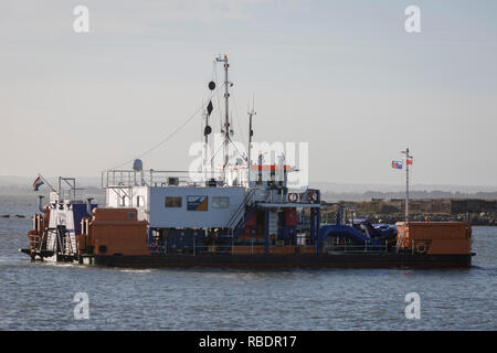 Ein niederländisch-registrierten Schwimmbagger arbeitet in Gewässern der Hafen von Ramsgate, eine geschlossene, aber einmal besetzt Ferry Terminal, am 8. Januar 2019, in Ramsgate, Kent, England. Der Hafen von Ramsgate wurde als "Brexit Port', die von der Regierung von Premierminister Theresa identifiziert, verhandelt derzeit der britischen Ausstieg aus der EU. Das britische Verkehrsministerium hat zu einer ungeprüften Reederei Seaborne Freight, ausgezeichnet run Roll-on-roll-off-Fähre Dienstleistungen für den Güterkraftverkehr zwischen Ostende und den Kent Anschluss bieten - im Falle der eher kein Deal Brexit. In der EU Referendum von 2016, Peop Stockfoto