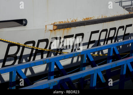 Der britischen Grenze cutter HMC wachsam ist auf West Pier von Ramsgate Hafen angedockt ist, wird am 8. Januar 2019, in Ramsgate, Kent, England. Wachsamkeit ist aktiv in den englischen Kanal, Rettung kleine Schlauchboote voll von Migranten, aus Frankreich. Der Hafen von Ramsgate wurde als "Brexit Port', die von der Regierung von Premierminister Theresa identifiziert, verhandelt derzeit der britischen Ausstieg aus der EU. Das britische Verkehrsministerium hat zu einer ungeprüften Reederei Seaborne Freight, ausgezeichnet run Roll-on-roll-off-Fähre Dienstleistungen für den Güterkraftverkehr zwischen Ostende bereitzustellen, ein Stockfoto