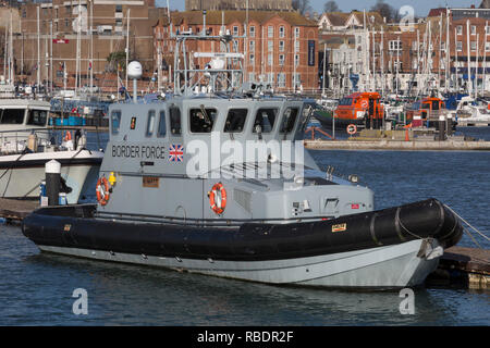 Der britischen Grenze Patrouille Schiff Nimrod in Ramsgate Hafen, am 8. Januar 2019, in Ramsgate, Kent, England. Ramsgate liegt an der Küste von Kent, in der Nähe wo kleine Schlauchboote voll von Migranten, aus Frankreich. Der Hafen von Ramsgate wurde als "Brexit Port', die von der Regierung von Premierminister Theresa identifiziert, verhandelt derzeit der britischen Ausstieg aus der EU. Das britische Verkehrsministerium hat zu einer ungeprüften Reederei Seaborne Freight, ausgezeichnet run Roll-on-roll-off-Fähre Dienstleistungen für den Güterkraftverkehr zwischen Ostende und den Kent Anschluss bieten - in der e Stockfoto