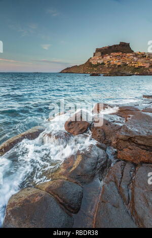 Die Wellen des blauen Meer rahmen das Dorf am Vorgebirge Castelsardo Golf von Asinara Provinz Sassari Sardinien Italien Europa gehockt Stockfoto