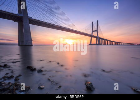 Die Farben der Morgendämmerung auf Vasco da Gama Brücke überspannt den Fluss Tejo in Parque das NaÃ§Ãµes Lissabon Portugal Europa Stockfoto