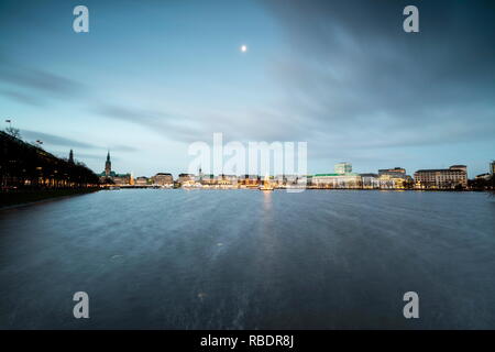 Die Farben und das Licht der Dämmerung auf der Binnenalster mit dem Weihnachtsbaum in seinem Wasser Hamburg Deutschland Europa ausgesetzt Stockfoto