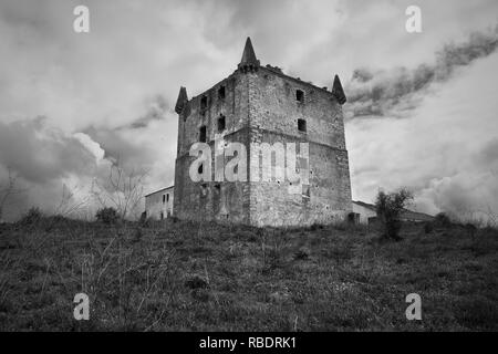 Alte Solar, Jagd home, wie die Adler, Turm, Gebäude aus dem frühen 16. Jahrhundert bekannt. Dorf Brotas, Mora, Évora, Alentejo, südlichen Hafen Stockfoto