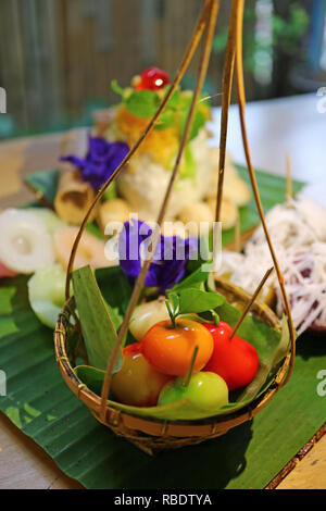 Geschlossen bis löschbar Imitation Obst Marzipan mit einer Vielzahl an traditionelle thailändische Spezialitäten platter Stockfoto