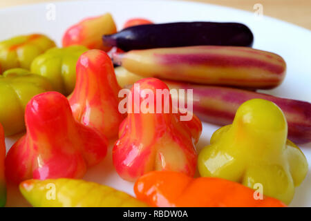 - Viele traditionelle thailändische Mungbohnen Marzipan oder Kanom-Look - Choup serviert auf weiße Platte Schließen Stockfoto