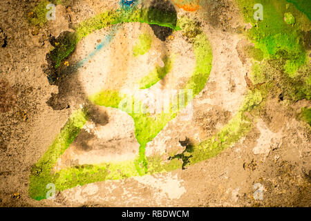 Graffitti auf einem alten Betonwand Stockfoto