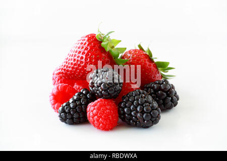 Stapel von frischen Beeren auf einem weißen Hintergrund einschließlich Erdbeeren, Brombeeren und Himbeeren closeup Stockfoto