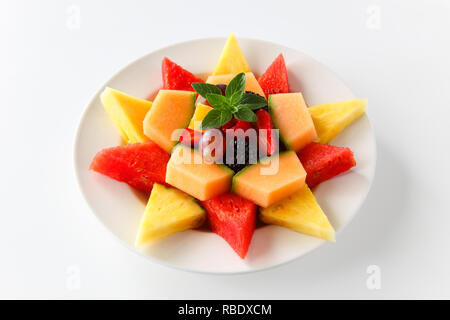 Eine Platte mit verschiedenen tropischen Früchten in einem Stern einschließlich Wassermelonen, Ananas, Melone, Trauben, Brombeeren, Erdbeeren, Himbeeren geformt, ein Stockfoto