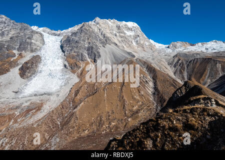 Blick von Kyanjin Ri, ein beliebter Aussichtspunkt auf das Tal des Langtang Trek in Nepal Himalaya Stockfoto