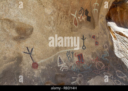 Petroglyphen (einige über durch Vandalen lackiert) in der Barker Dam Bereich der Joshua Tree National Park, Kalifornien, USA. Stockfoto