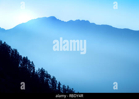 Am frühen Morgen Sonne über einen Kamm in den Hügeln von Nepal erscheinen Stockfoto