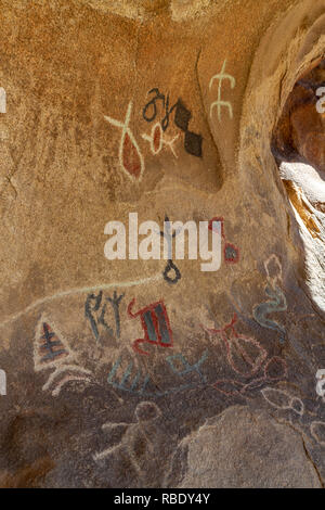 Petroglyphen (einige über durch Vandalen lackiert) in der Barker Dam Bereich der Joshua Tree National Park, Kalifornien, USA. Stockfoto