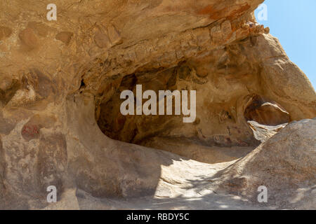 Eine kleine Höhle mit Felsmalereien in der Barker Dam Bereich der Joshua Tree National Park, Kalifornien, USA. Stockfoto