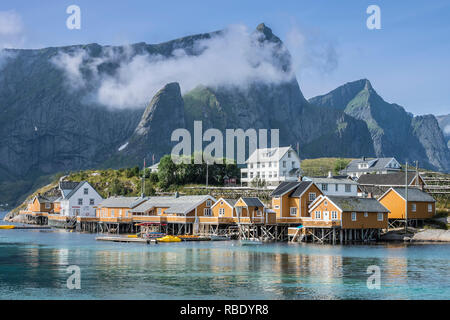 Sakrisøy Fischerdorf, Gelb fishermans Kabinen am Meer auf der kleinen Insel Sakrisöy, typische Rorbu, in der Nähe von Hamnöy, Moskenesoy, Lofoten. Stockfoto