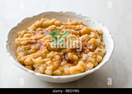 Keskek traditionelles Essen mit Weizen, Fleisch und Butter gebraten. Traditionelle biologische Lebensmittel. Stockfoto