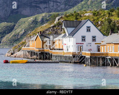 Sakrisøy Fischerdorf, Gelb fishermans Kabinen am Meer auf der kleinen Insel Sakrisöy, typische Rorbu, in der Nähe von Hamnöy, Moskenesoy, Lofoten. Stockfoto