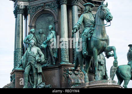 Statuen von Ihrem Berater auf Kaiserin Maria Theresia Denkmal auf Maria Theresien Platz, Wien, Österreich. Stockfoto